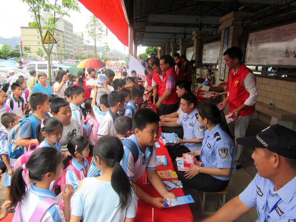 喜迎党的十九大 共创平安铁路线4