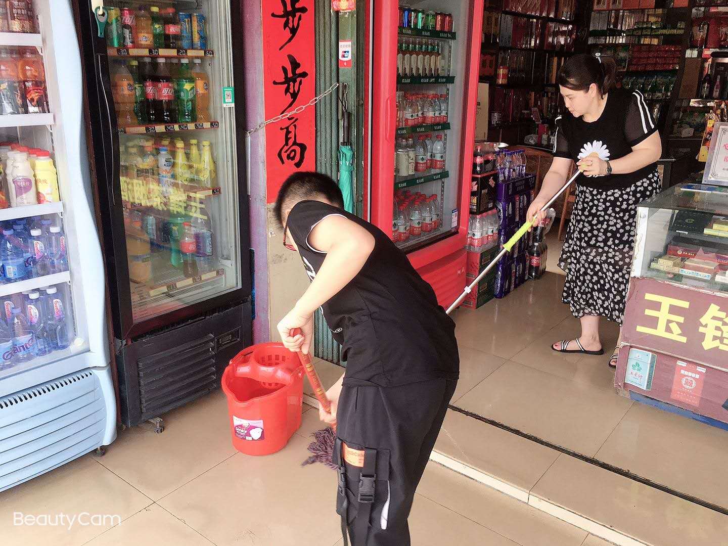 平安社区妇女儿童清扫房前屋后
