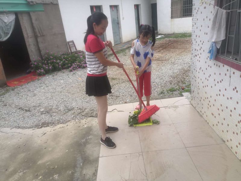 屯里村妇女儿童整理房前屋后