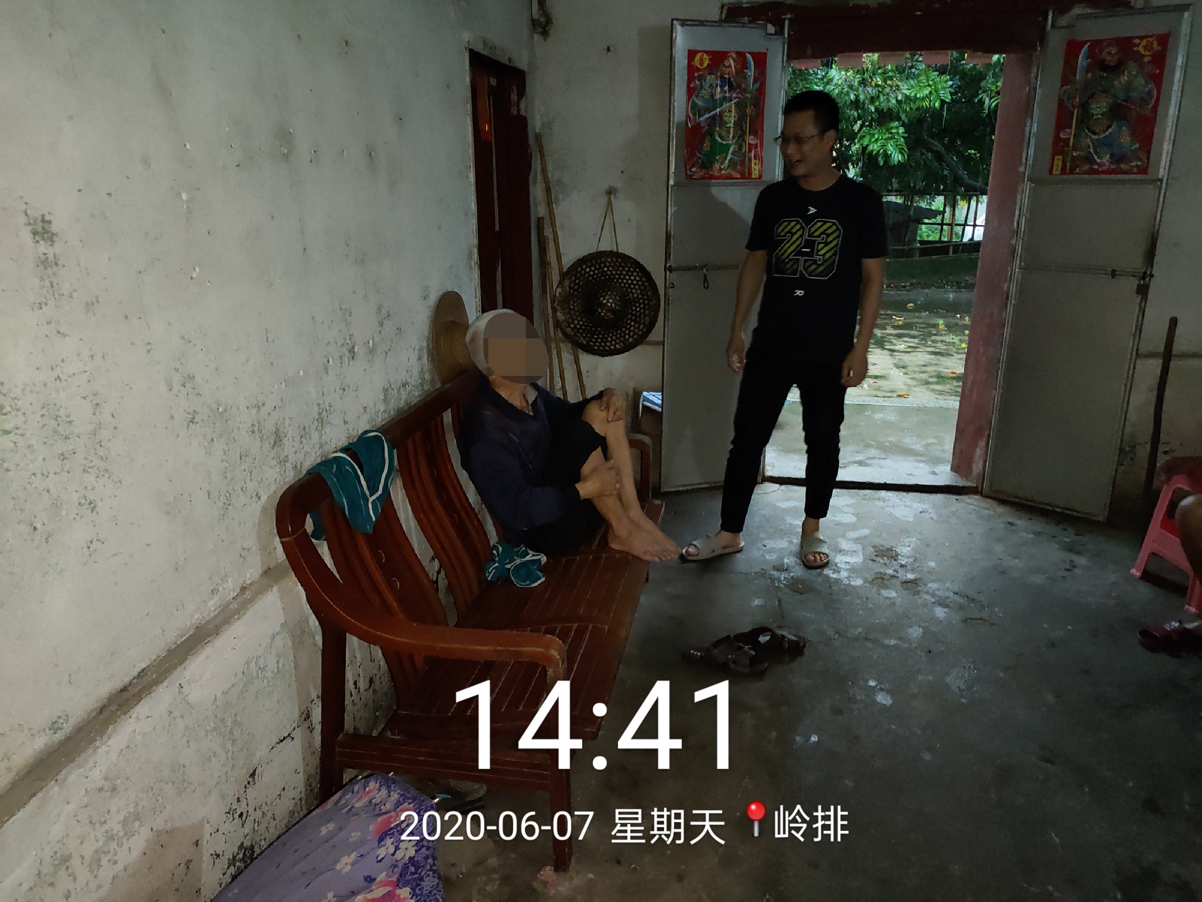 走访慰问孤寡老人