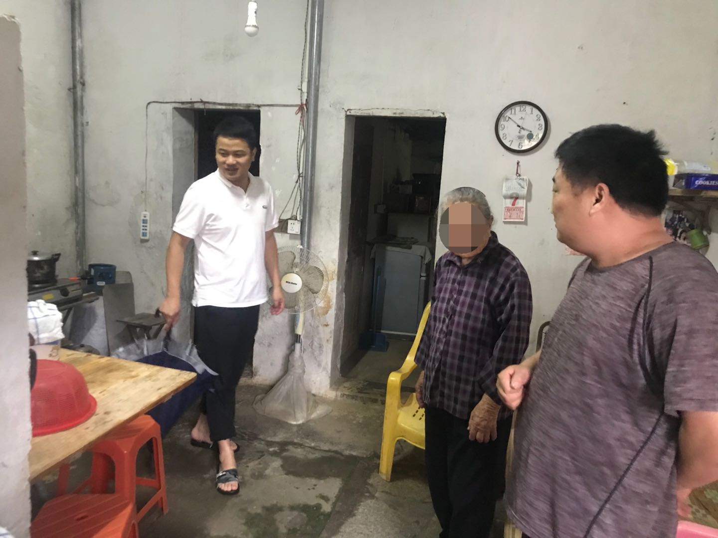 走访慰问孤寡老人
