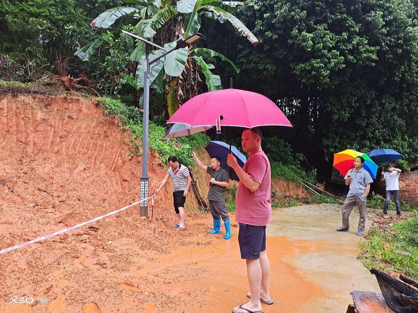 排查隐患，拉起警戒线，预防险情
