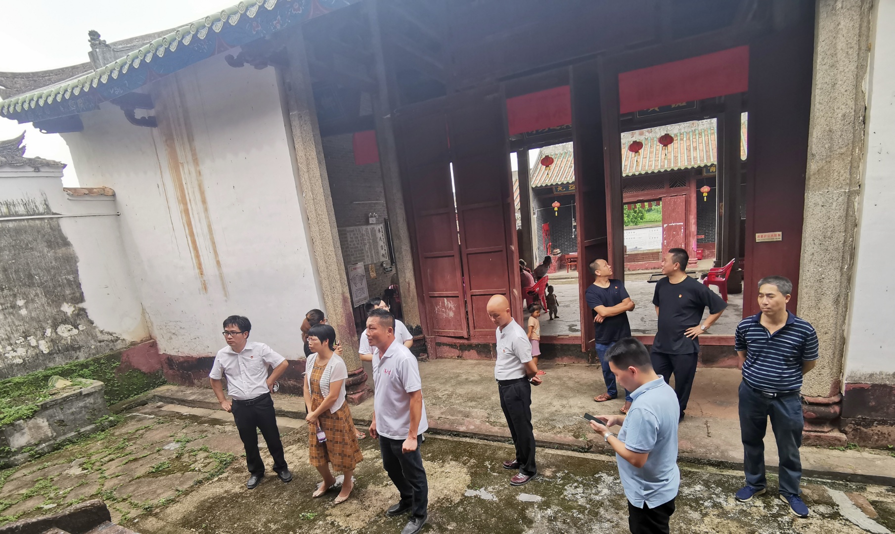 参观车村村的祠堂文化建设