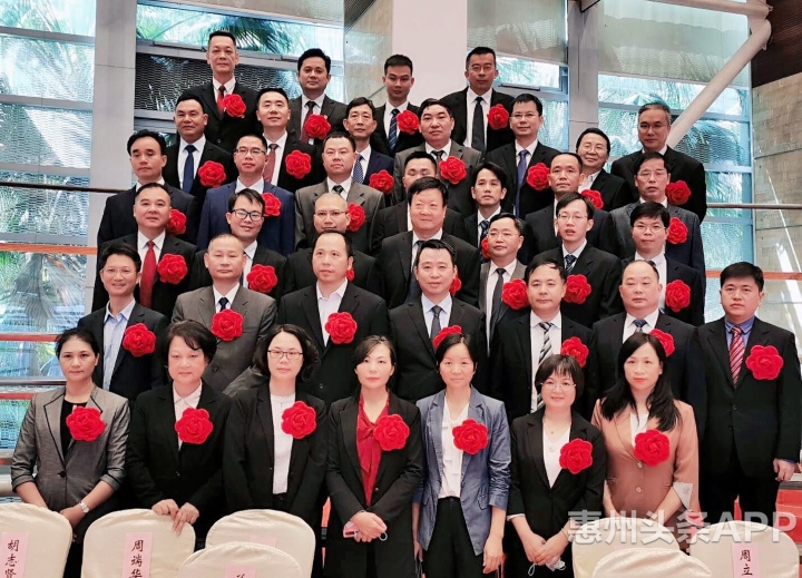 获表彰代表合影。