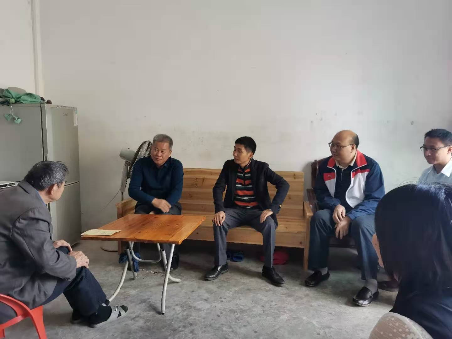 班子走访慰问贫困户.jpg