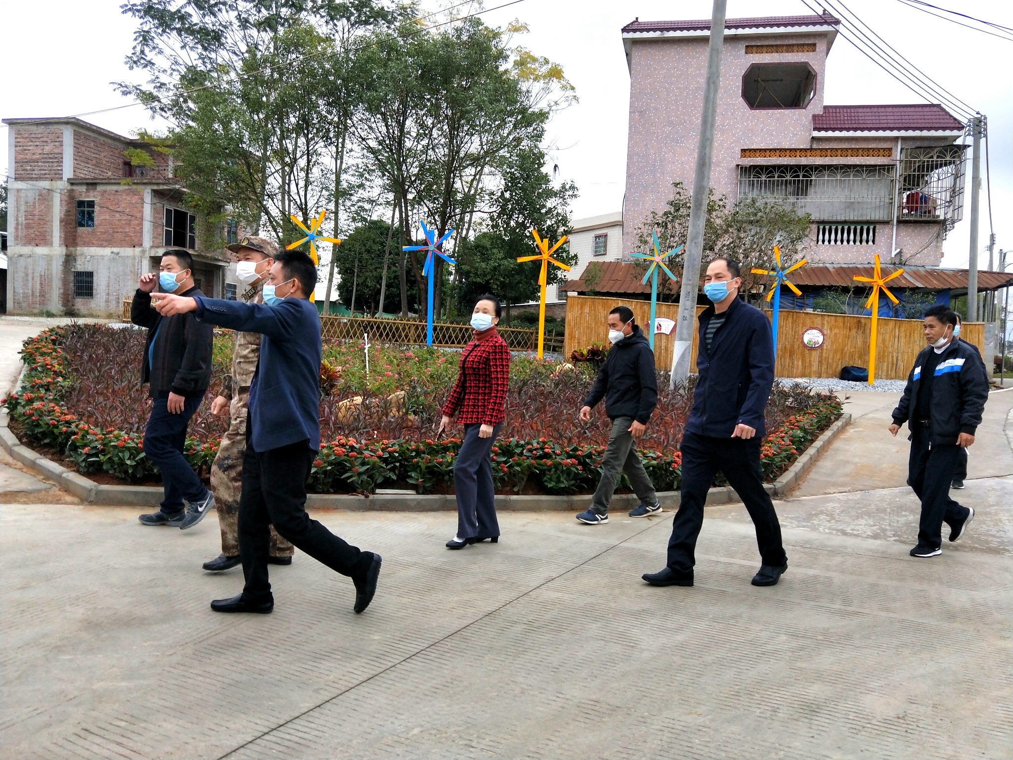 杨旭先、孔雁玲走访督导石岗村疫情防控工作