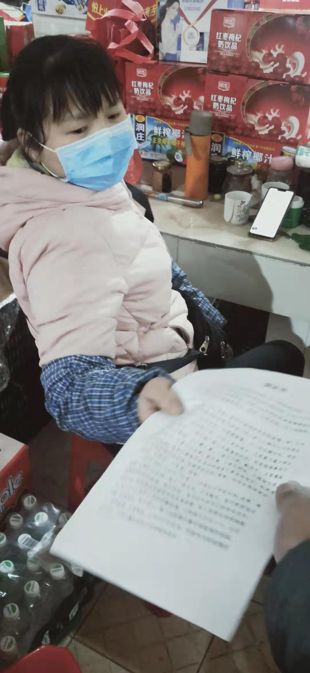 工作人员向商户发放倡议书