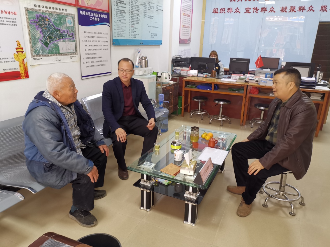 主动与群众沟通解释