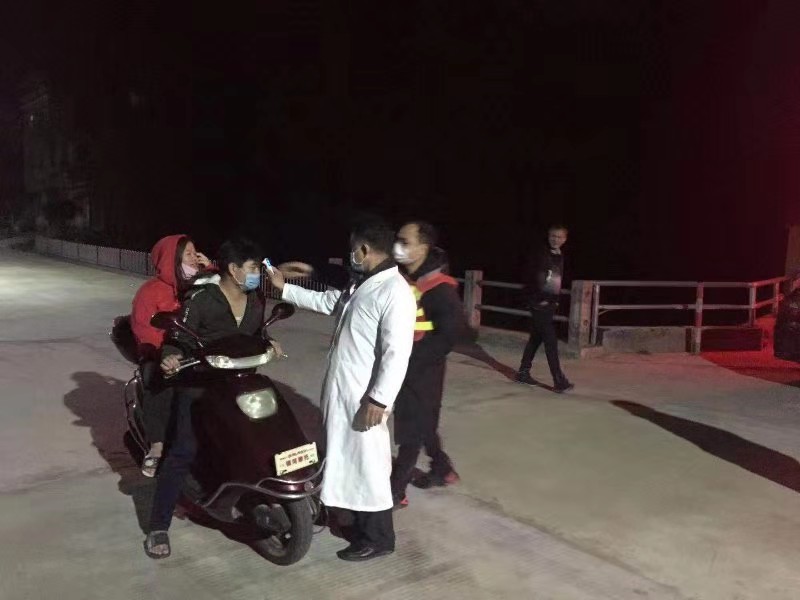 村入口一线工作者测量体温