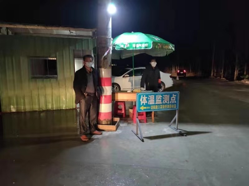 村入口一线工作者坚守工作岗位