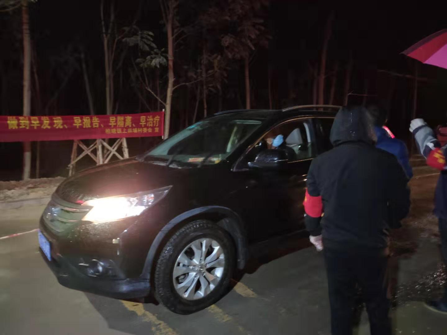 村入口一线工作者检测车辆
