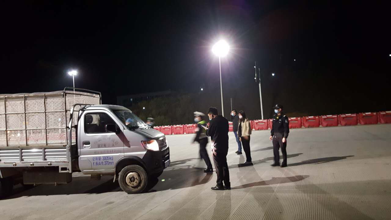 高速卡点一线工作者排查车辆