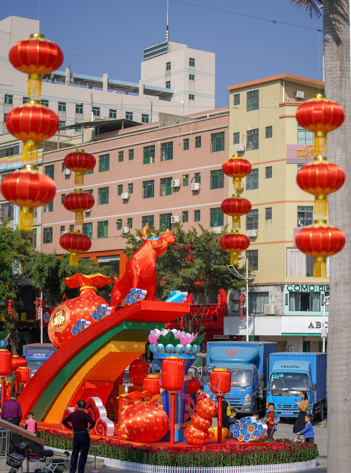 县城文化广场的牛年灯盏吸引市民驻足观赏