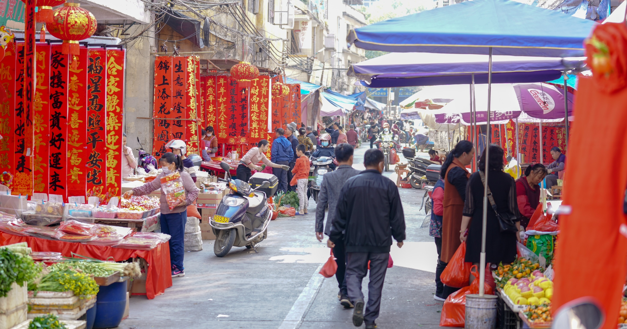 市民在选购对联及饰品