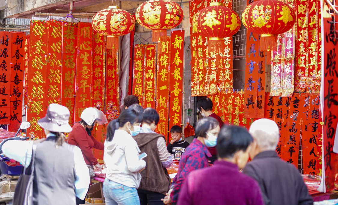 市民在选购对联及饰品