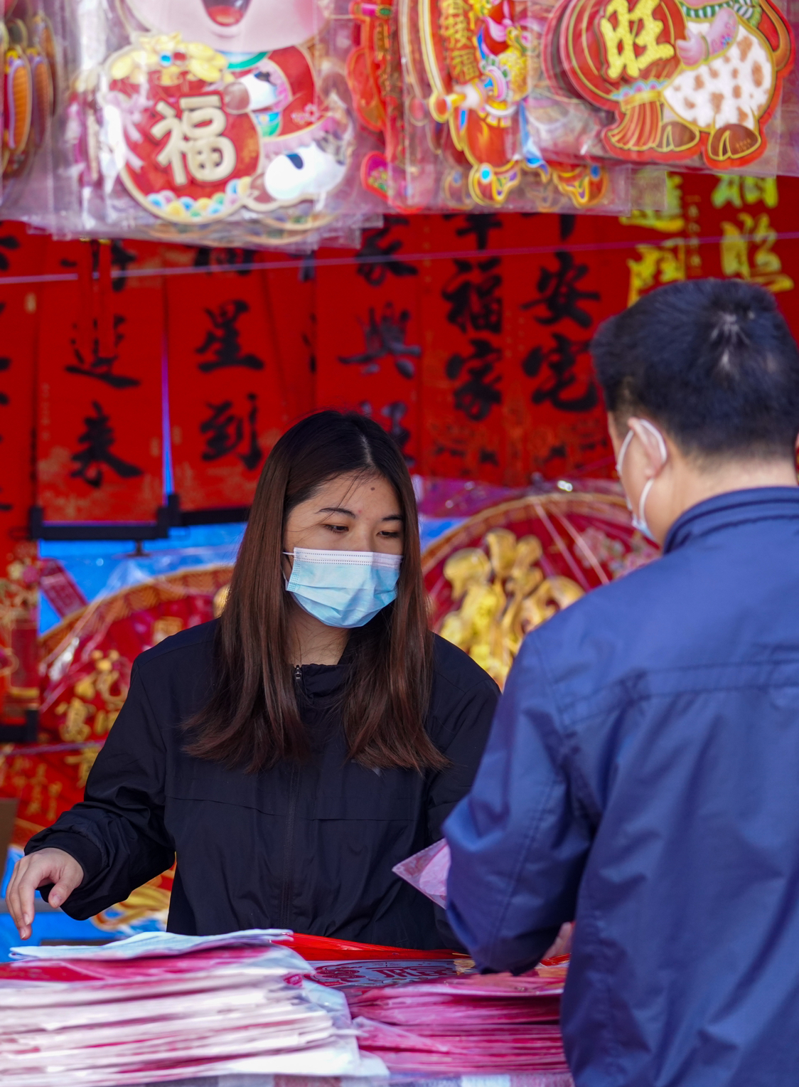 市民在选购对联及饰品