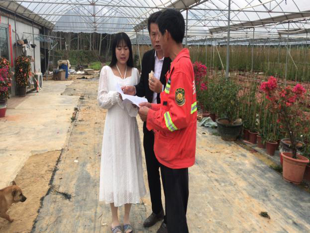 护林员开展入户宣传活动
