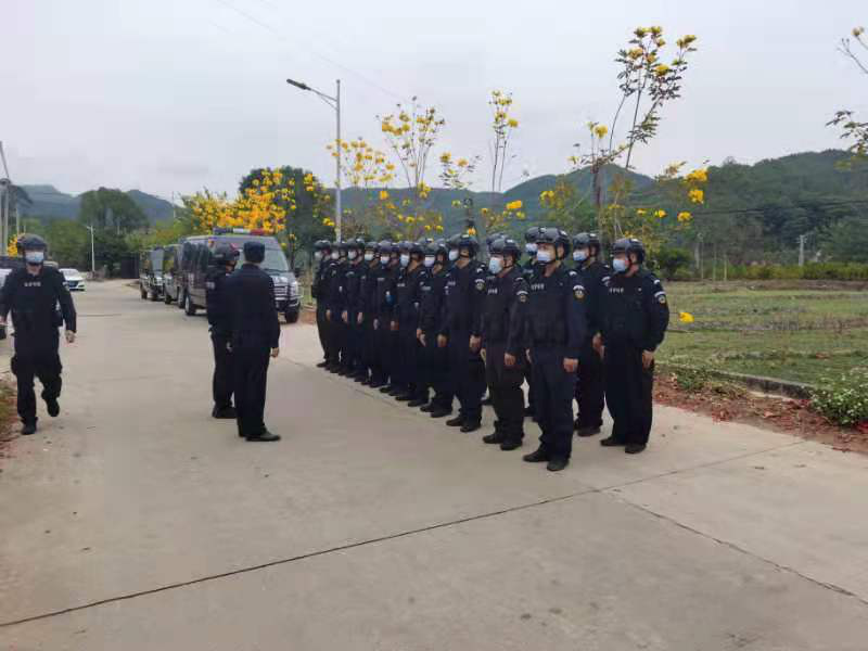 出动特警队