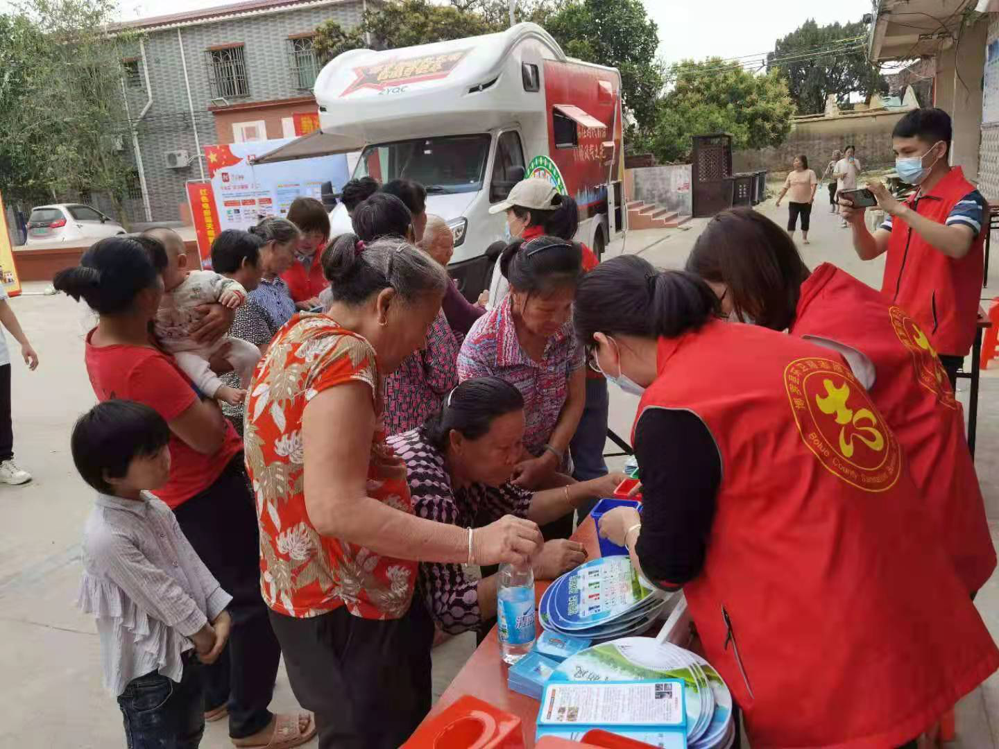 图1：村民参加“垃圾分类”互动游戏