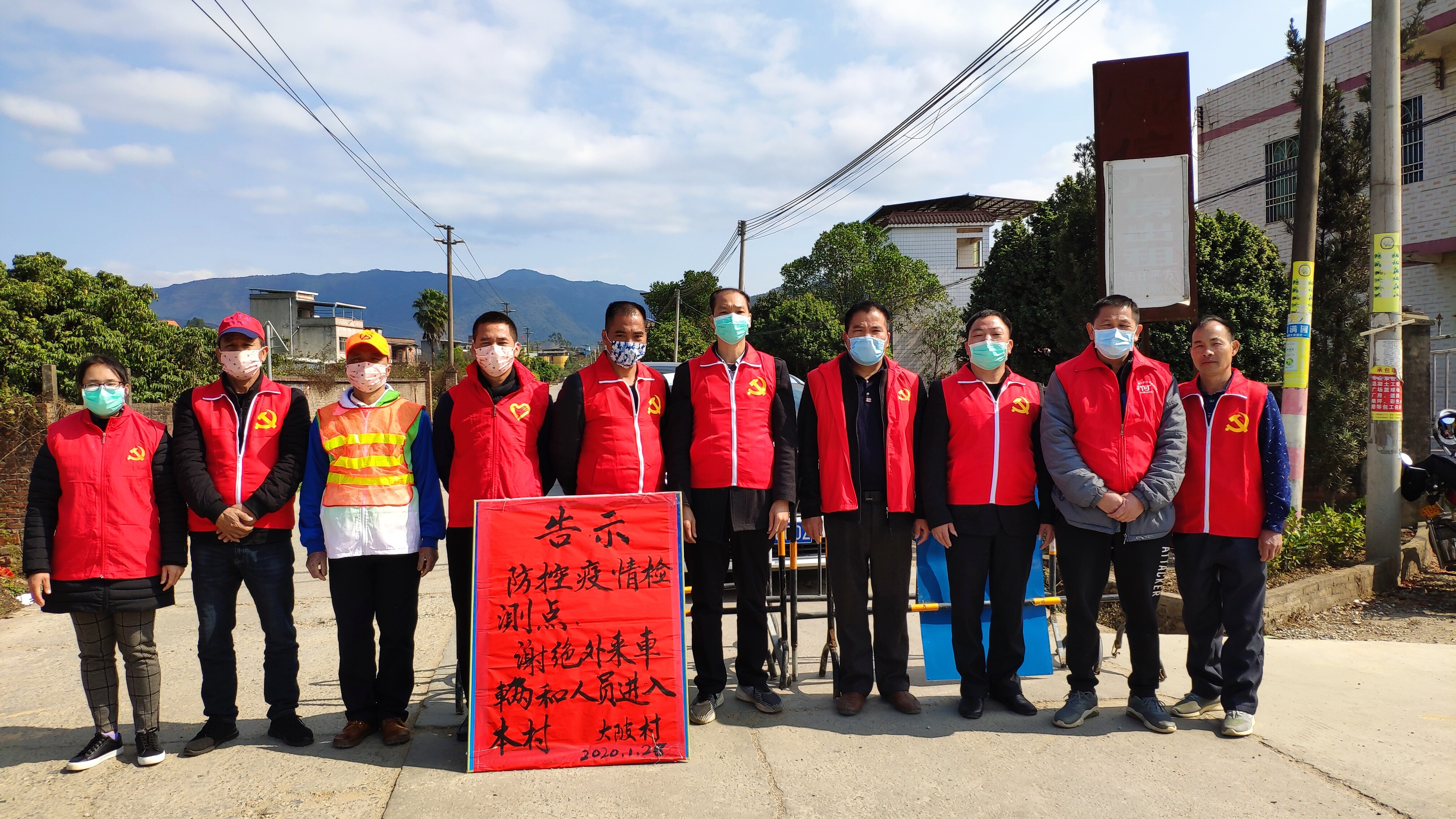 0213党员带头上一线，村民暖心送物资——公庄镇大陂村从软弱涣散村逆袭转变1_5
