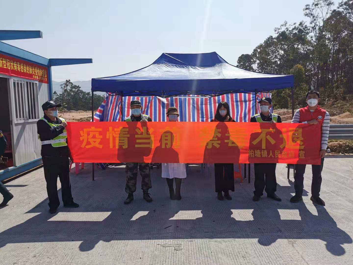 镇禁毒社工及志愿者到平安高速路口宣传禁毒工作