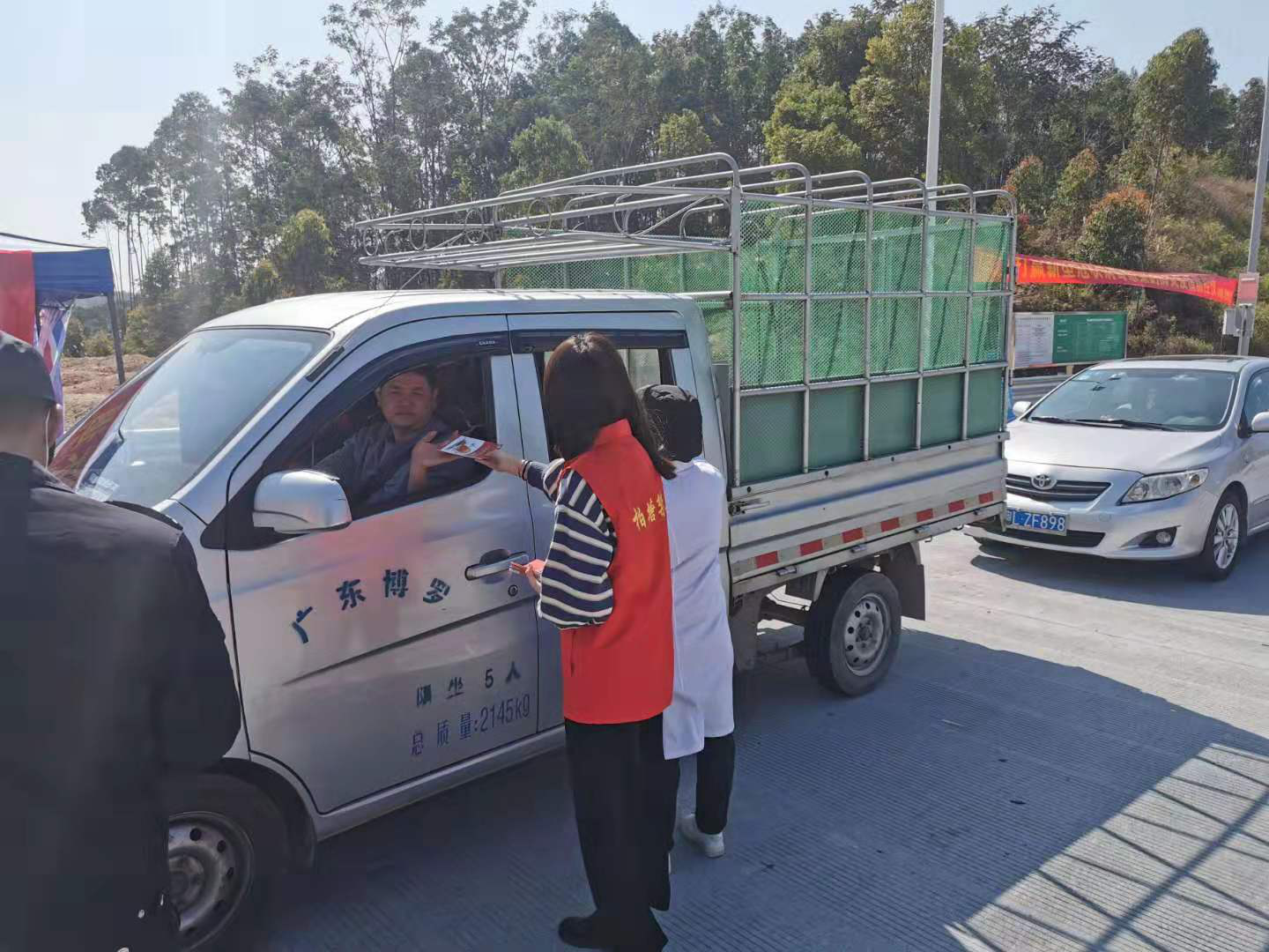 镇禁毒社工及志愿者到平安高速路口宣传禁毒工作