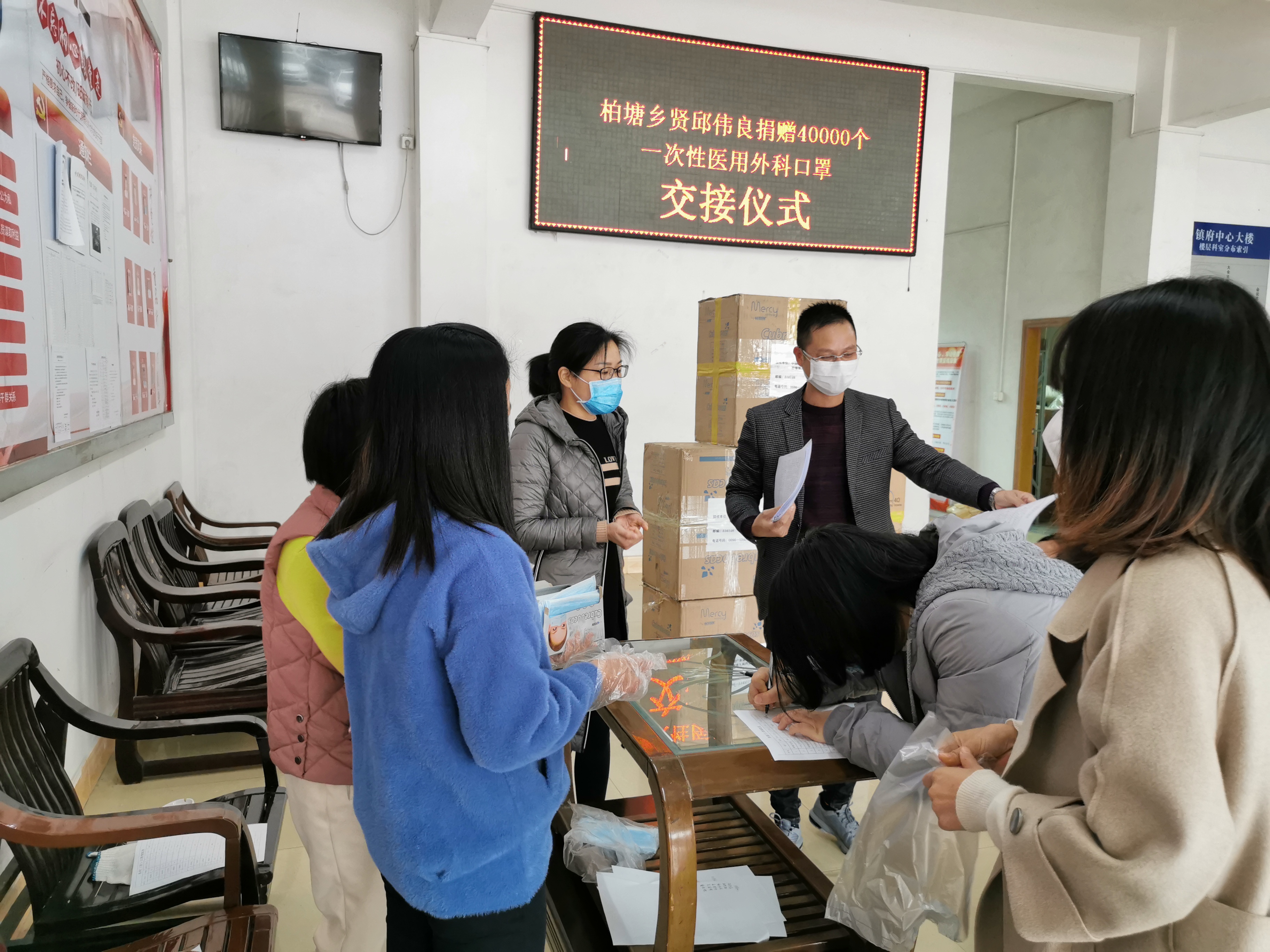 发放防控物资给一线工作人员