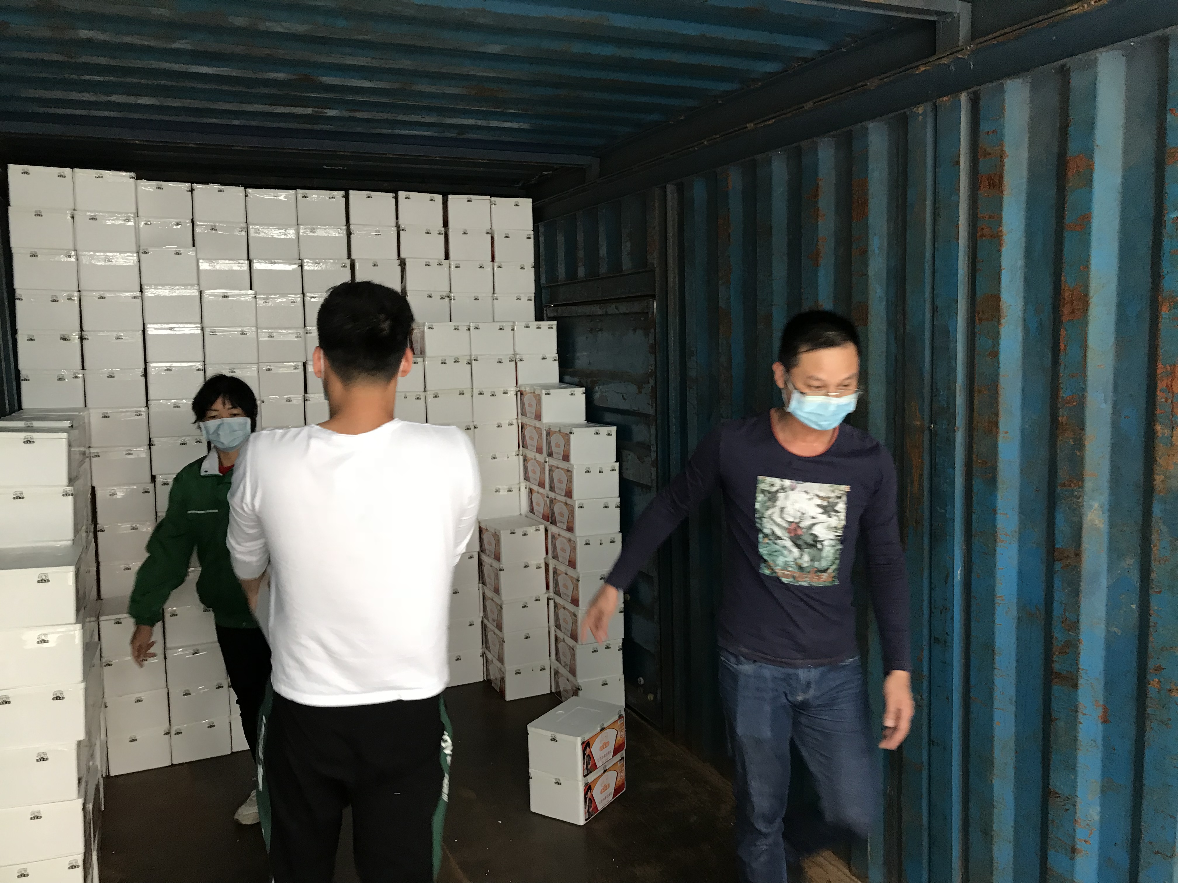 及时运送爱心物资到一线岗位