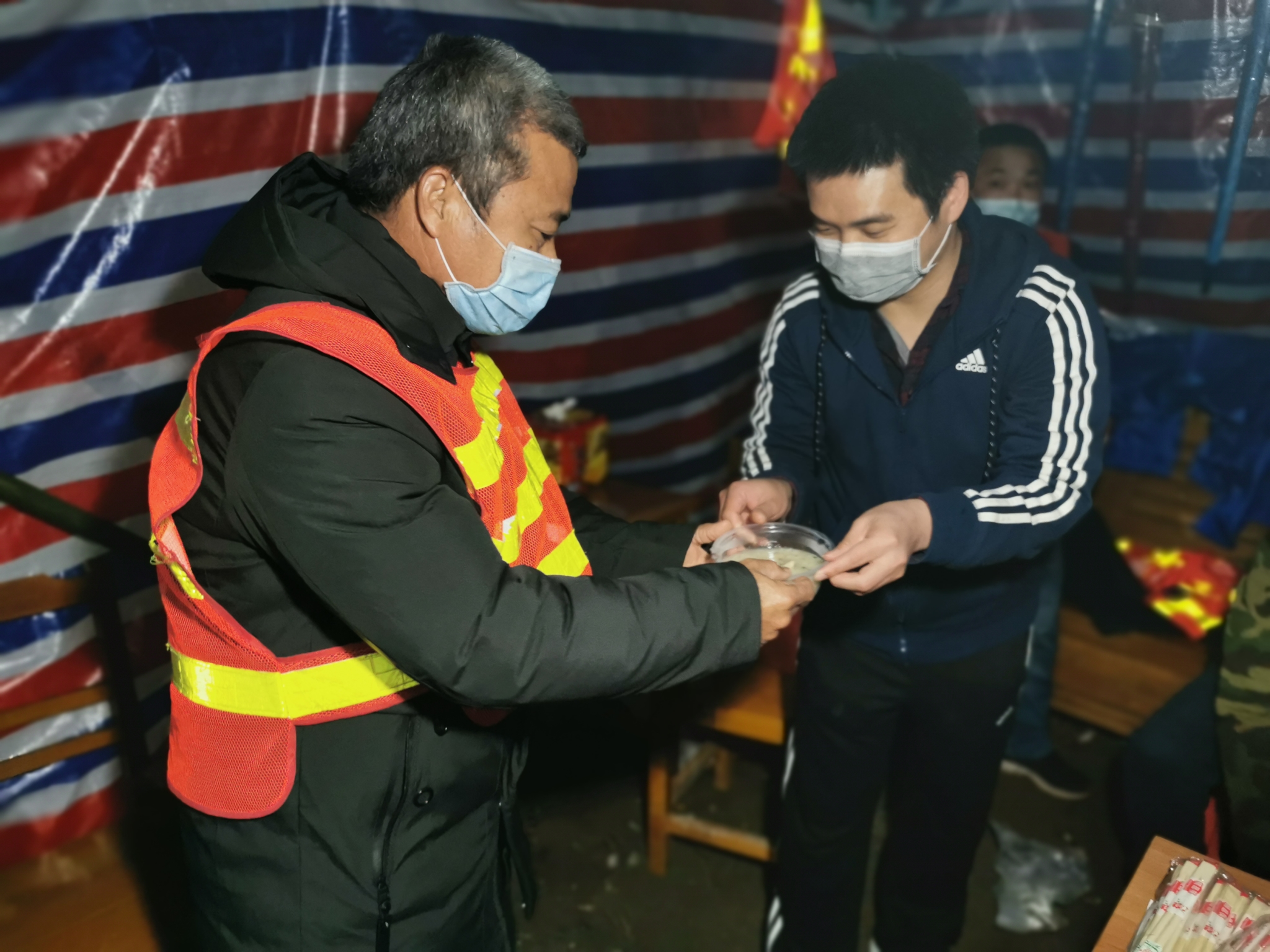 为防控一线工作人员送上热乎乎的鸡粥