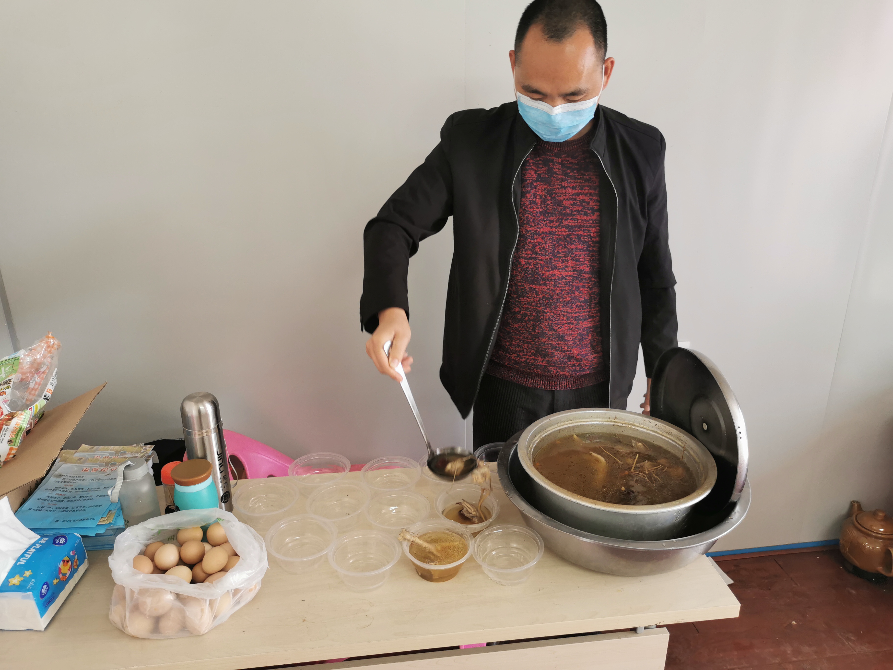 为一线工作人员送鸡汤、熟鸡蛋