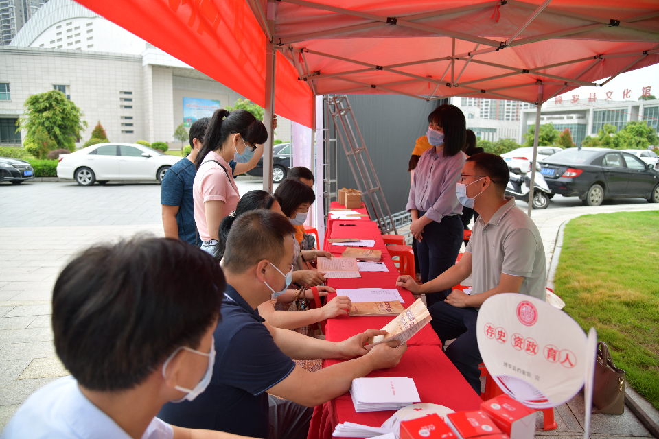 县档案馆大门口国际档案日活动06.jpg