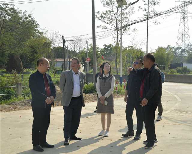 馆长许强军一行在凌云阁塔进行地情考察.jpg