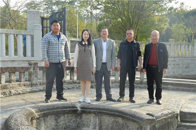 馆长许强军一行在石出头古村落进行地情考察.jpg