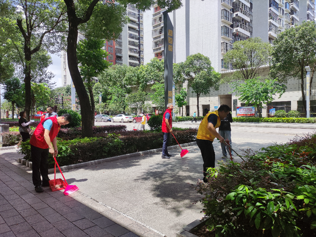2023年6月8日县退役军人事务局党组成员张玉灵于上南新邨开展人居环境卫生整治志愿活动.jpg