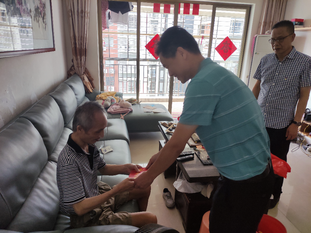 2023年6月8日县退役军人事务局党组成员张玉灵于上南村新邨慰问困难党员.jpg