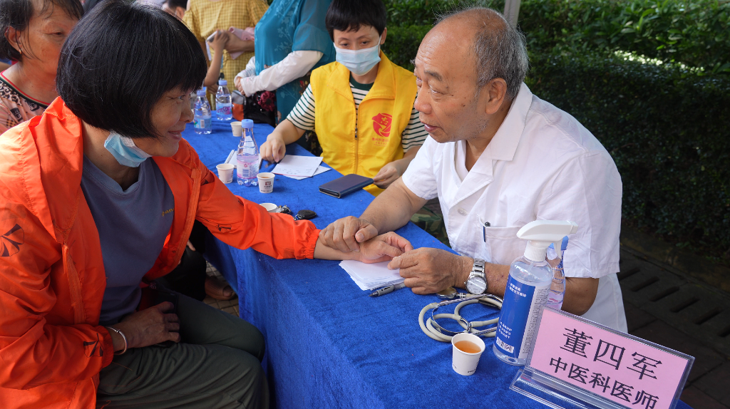 2023年6月11日，中文博彩平台退役军人事务中心、中文博彩平台退役军人战旗志愿服务大队、湖镇镇退役军人服务站在湖镇镇文化广场联合举办心系群众-退役不褪色医疗义诊志愿服务活动(1).png
