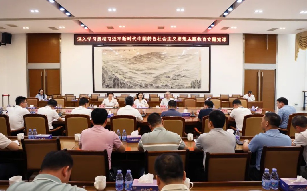 讲授党课.jpg