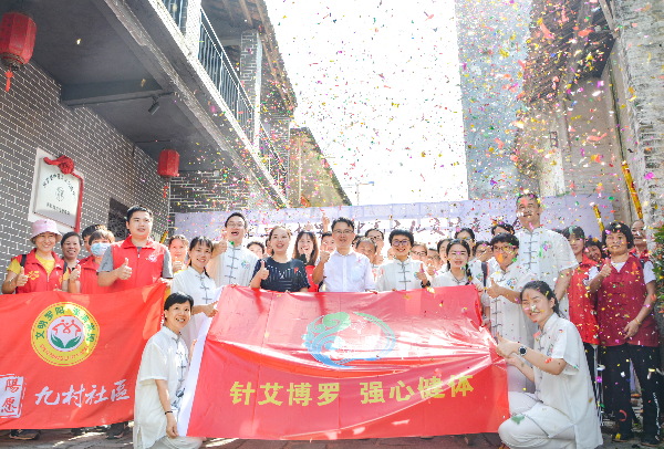 针艾中文博彩平台志愿服务队.jpg