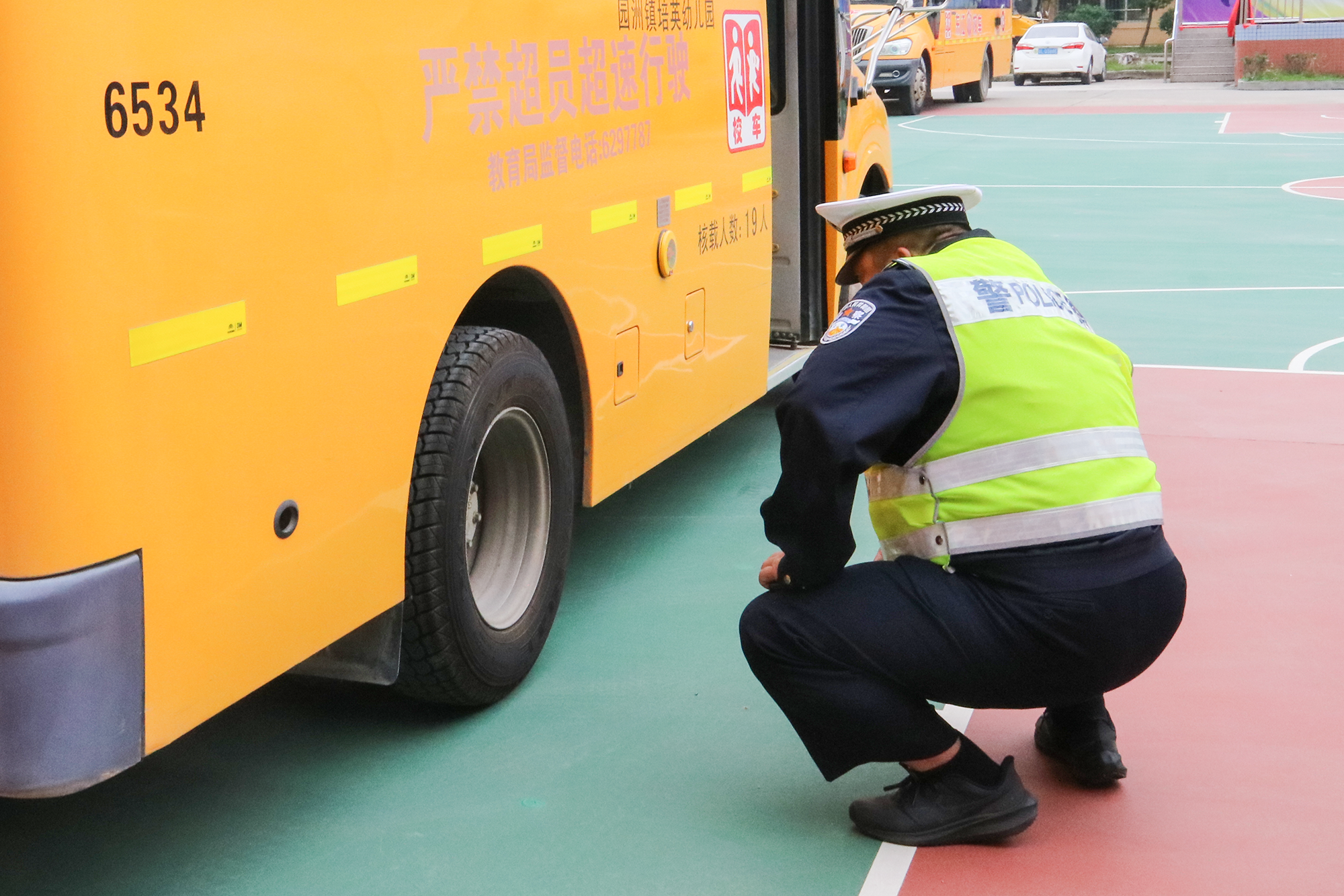 校车.png