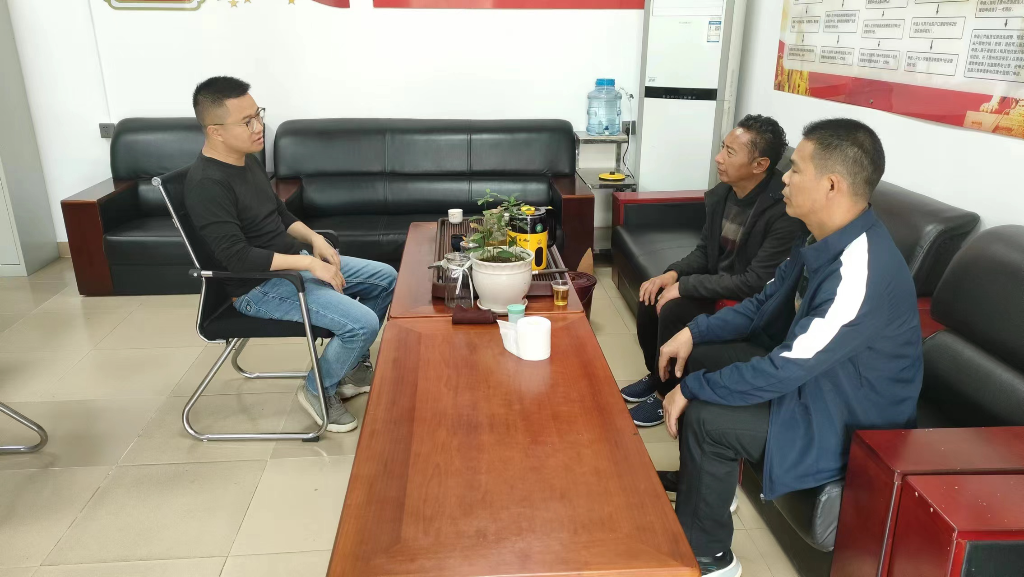 付仕添站长在耐心询问杨凯的情况.jpg