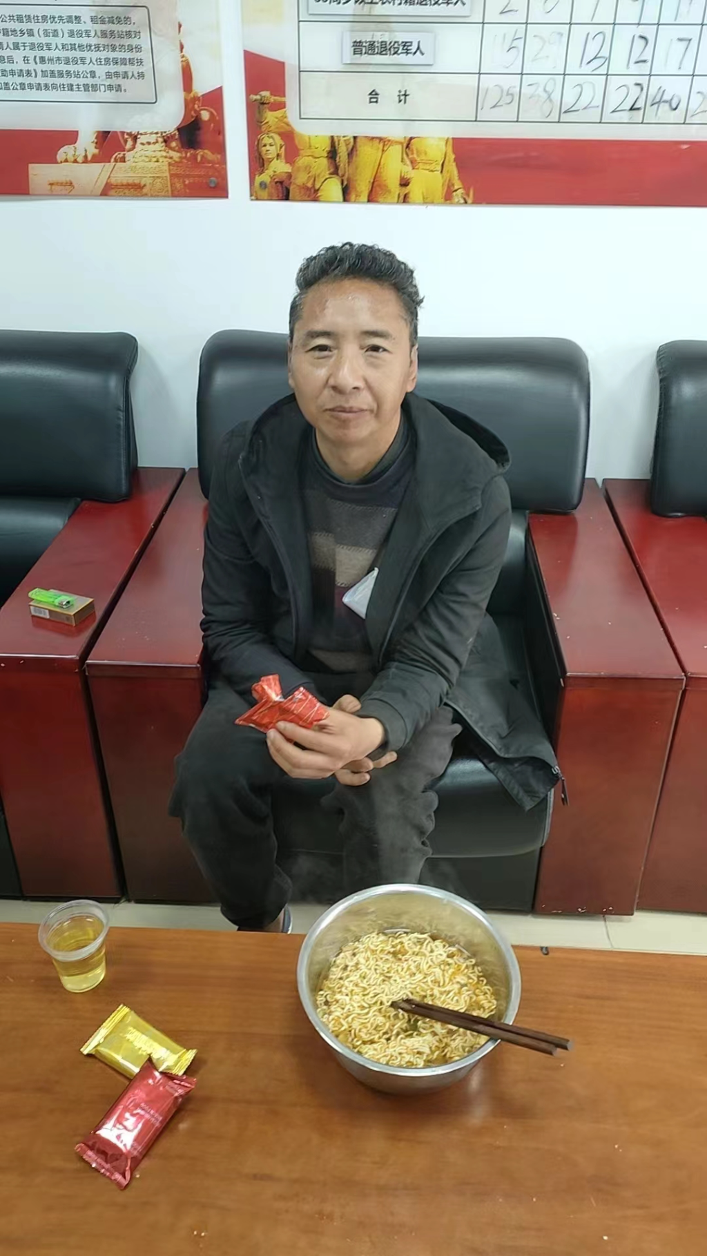 为杨凯泡了方便面吃早餐.jpg