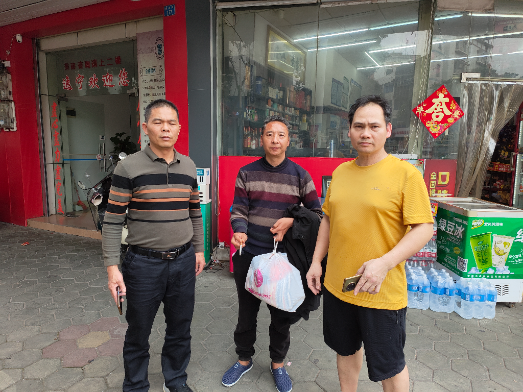 工作人员邓春志安全把杨凯送到他战友张飘军家.jpg
