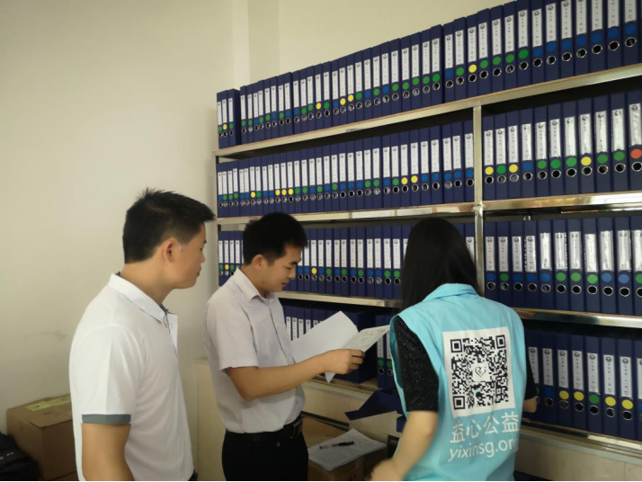 督导组在公庄镇禁毒办查阅禁毒资料