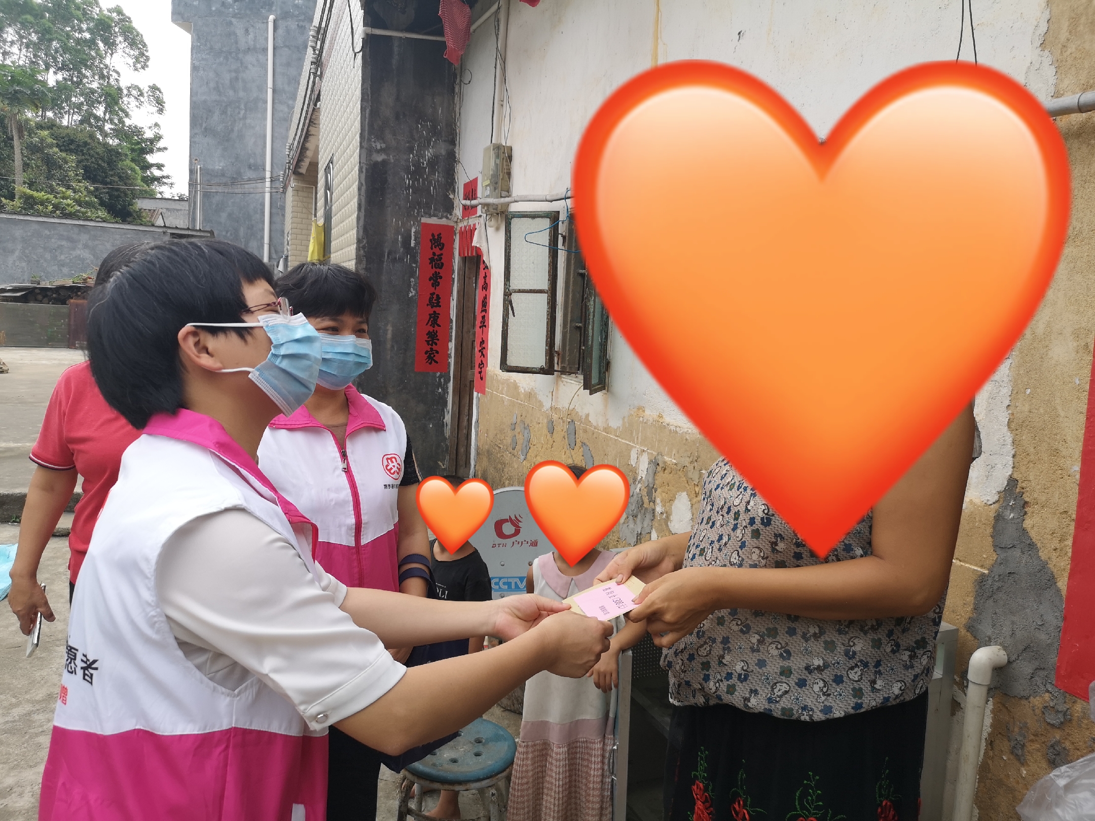 黄碧萍委员和胡银妹妇联主席慰问困难家庭