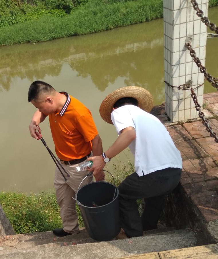 专班成员积极参与环境卫生整治活动