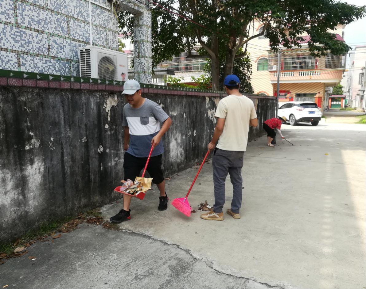 专班成员积极参与环境卫生整治活动