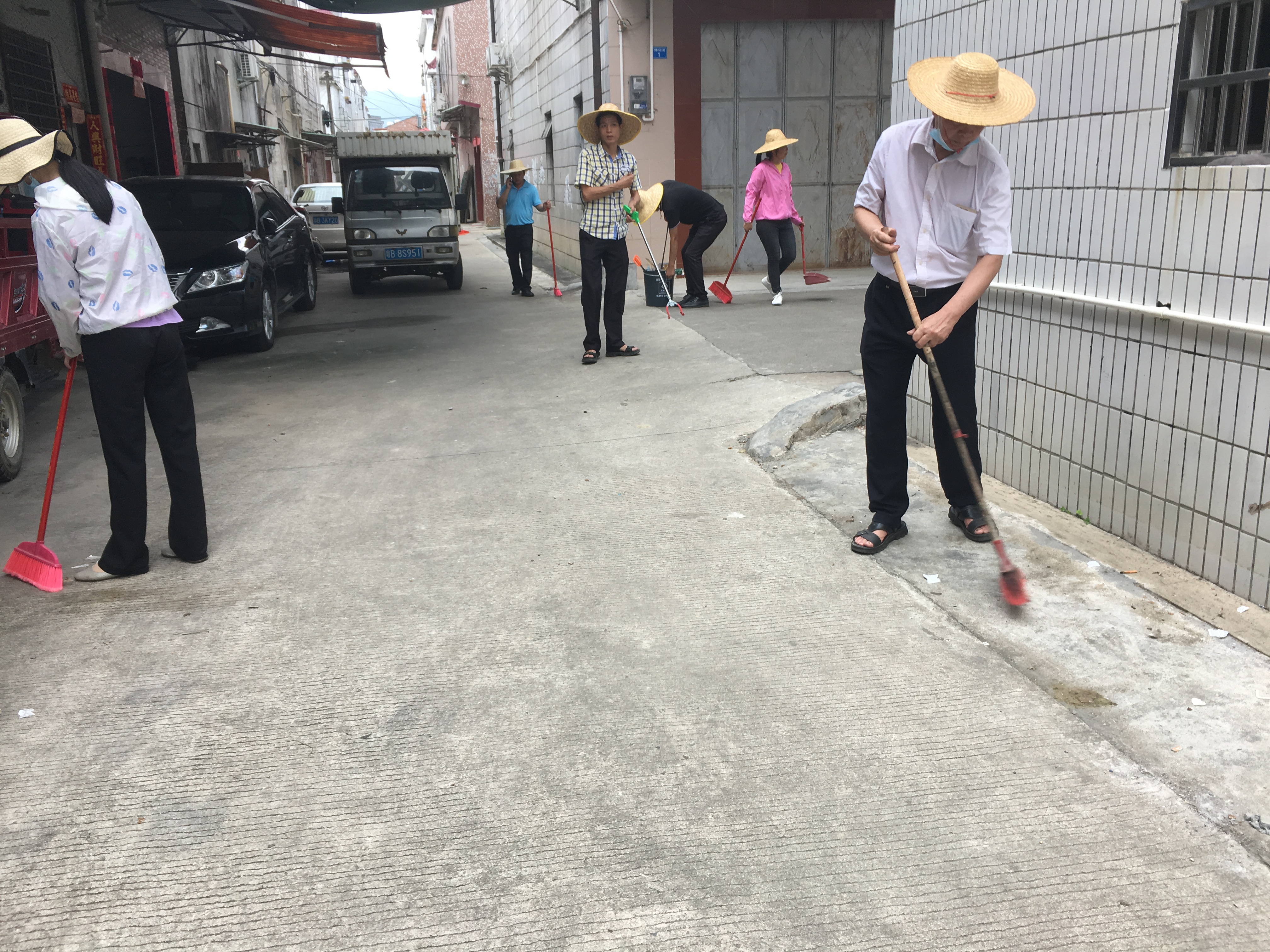 专班成员积极参与环境卫生整治活动