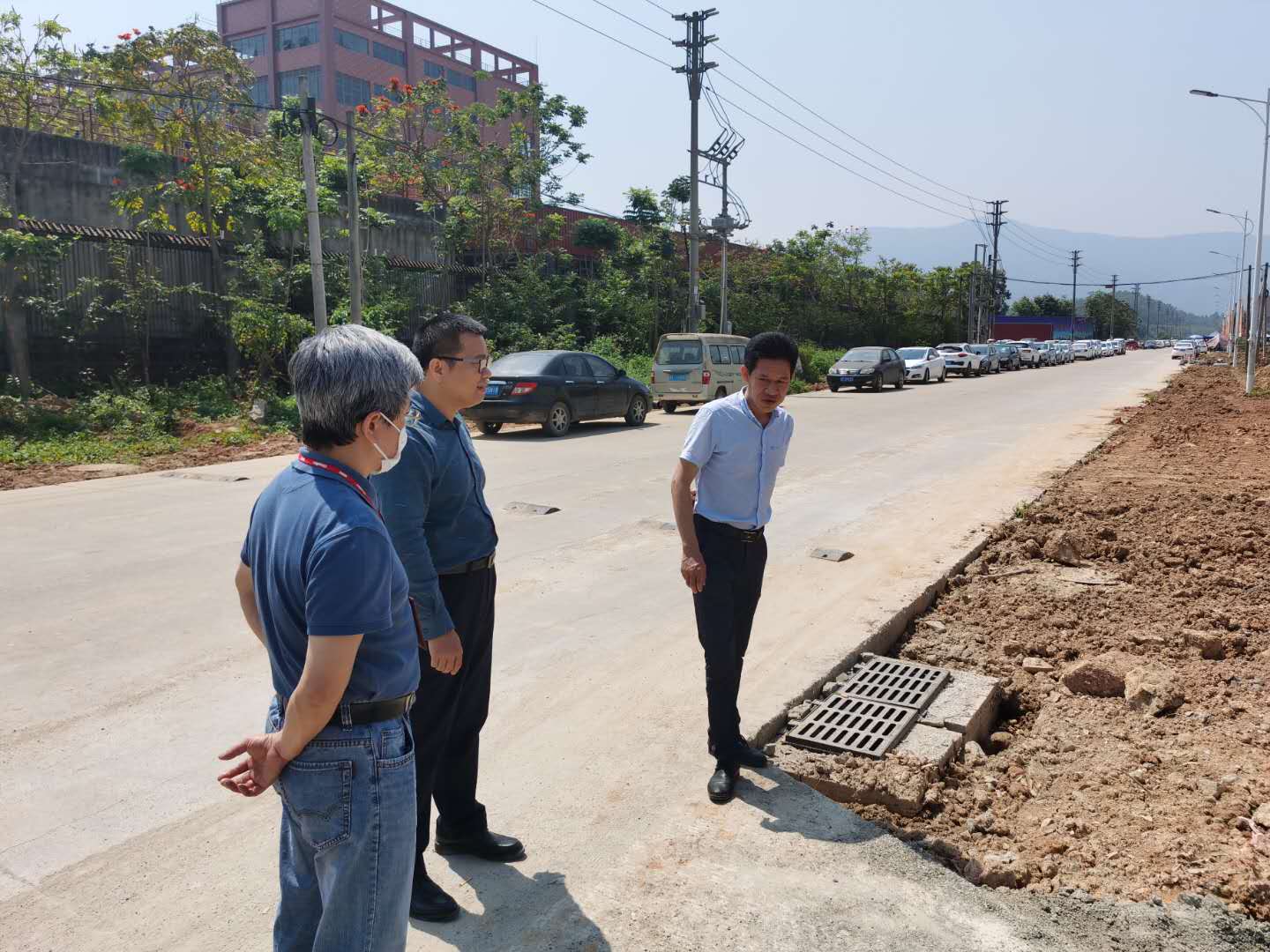 黄宏机镇长现场指导环境整治工作