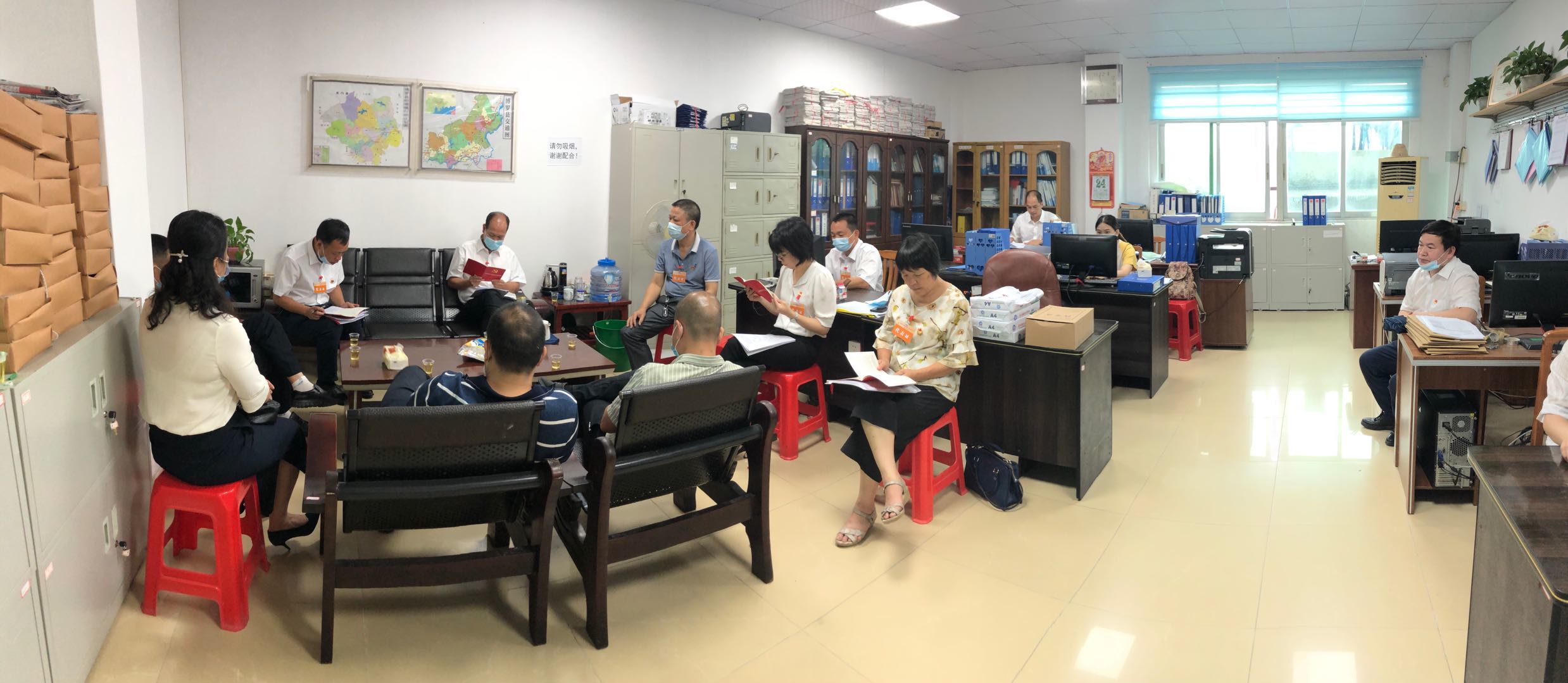 代表团共同学习《中国共产党农村工作条例》