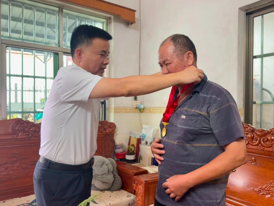 “七一”走访慰问2.jpg